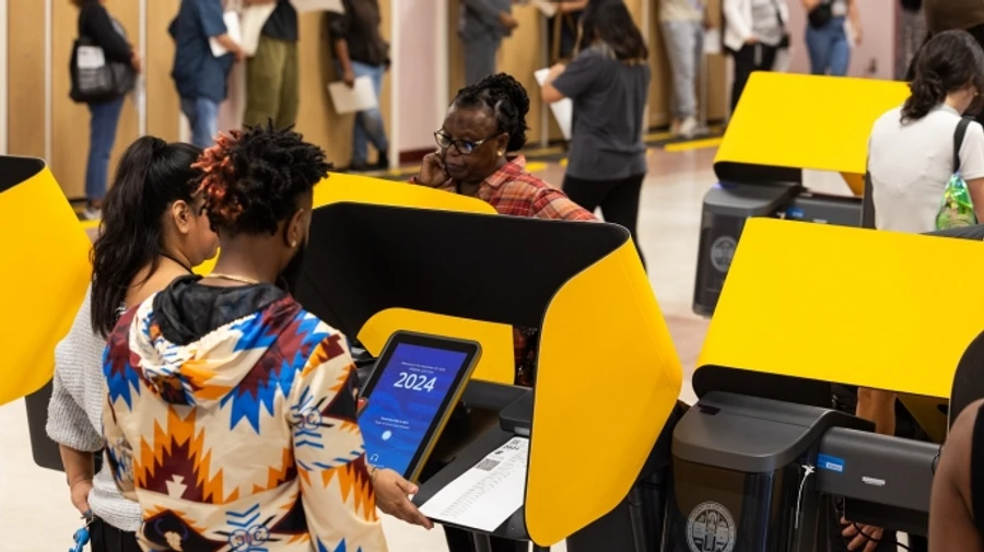 По данным экзит-пола, в четырех колеблющихся штатах побеждает Харрис