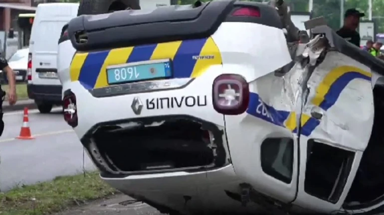 У Львові в потрійному ДТП перекинулось авто поліції: 7 постраждалих