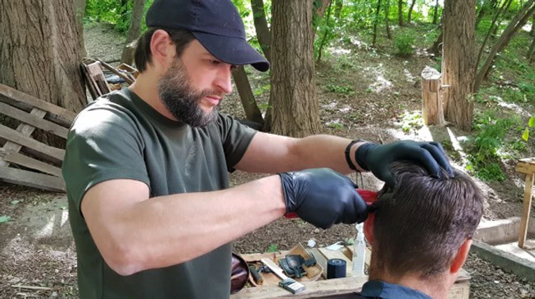 Когда бреешь, с парня от препаратов где-то слезает кожа: как парикмахер стрижет раненых военных в госпитале
