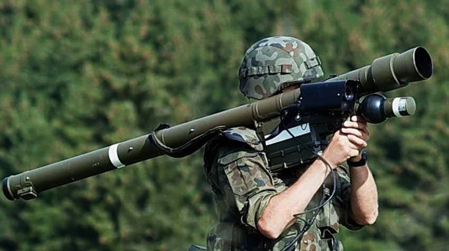 Paratroopers hit a Russian helicopter near Izium with a Piorun