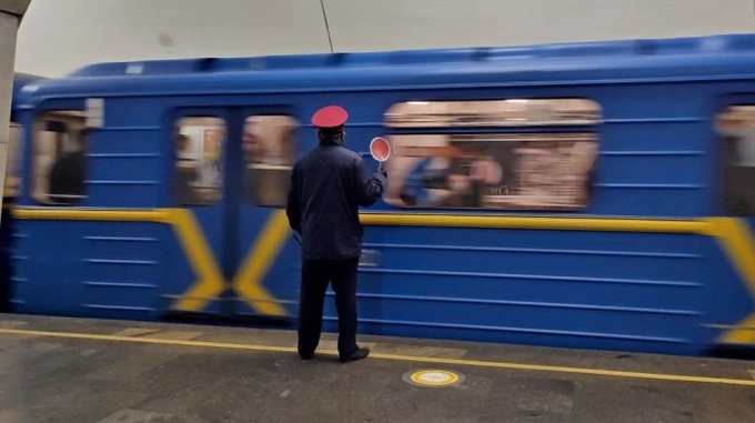У Києві через дзвінки про мінування закривали чотири станції метро