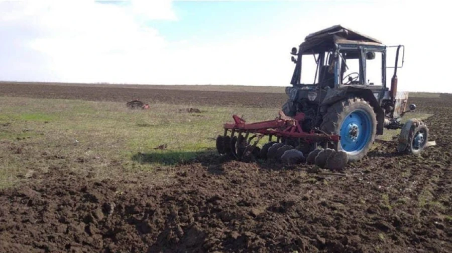 Тракторист наїхав на вибухівку в прифронтовому селі на Донбасі