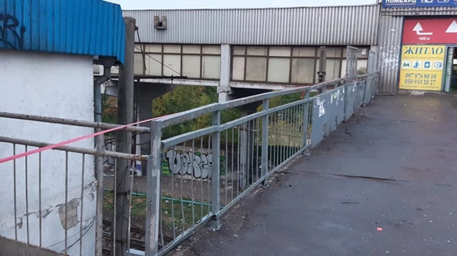 На київському вокзалі через стихійну торгівлю обвалилися перила – УЗ