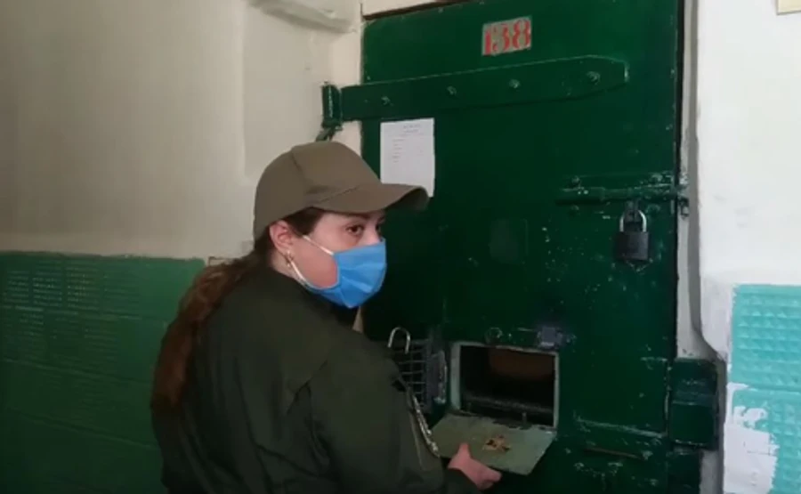 У київському СІЗО нема дезінфекції, медзасобів, а їжа у коробках від оселедця – омбудсмен