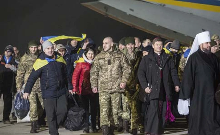 Звільнені з полону отримають по 100 тисяч гривень – МінТОТ