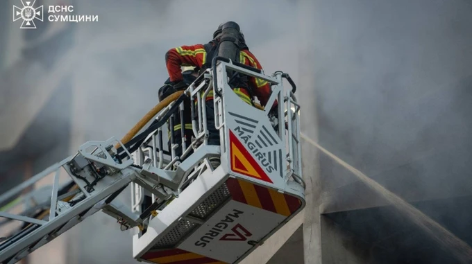 Explosions heard in Sumy: Russians damage administrative building – photo