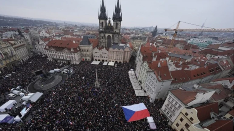 В Праге проходит многотысячный митинг в поддержку президента в конфликте с правительством