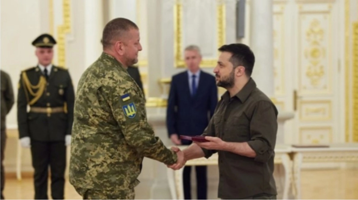 "Ми вільна країна": Зеленський не буде звільняти Залужного за критику