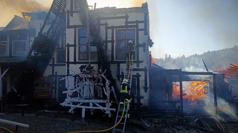 На Закарпатті спалахнув дерев’яний готель у курортному комплексі, пожежу локалізували