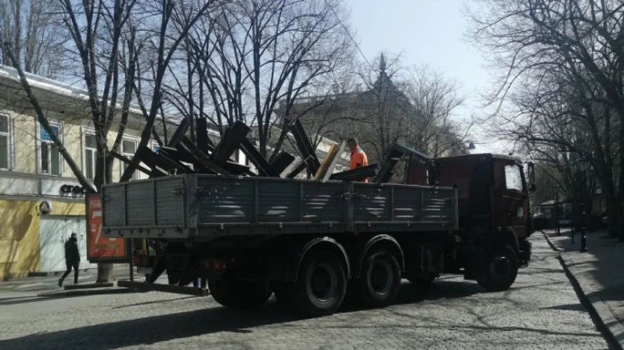 Центр Одессы освобождают от баррикад и противотанковых заграждений