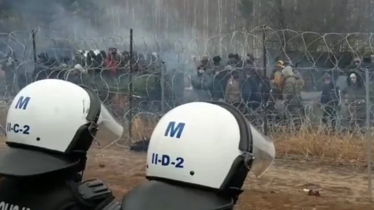 Польща: білоруси готують мігрантів до великого прориву кордону, видають інструкції та газ