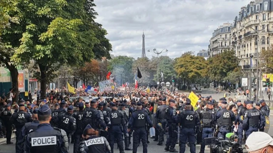 В Париже очередной протест против паспортов здоровья перерос в столкновения