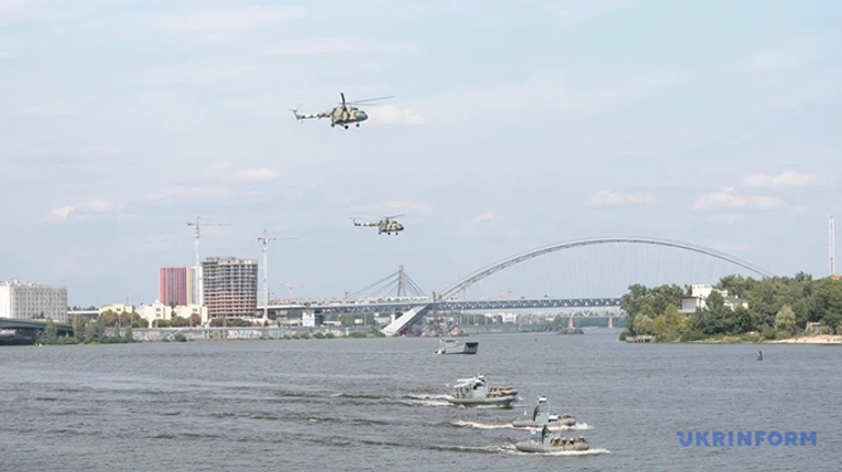 В Киеве впервые прошел речной парад