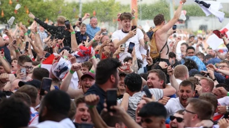 УЕФА наказал Англию за поведение фанов на игре с Данией