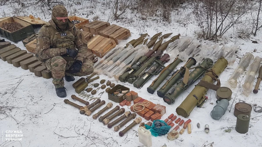 Російський Шмель, тротил і міни: СБУ виявила схрон бойовиків на Луганщині 