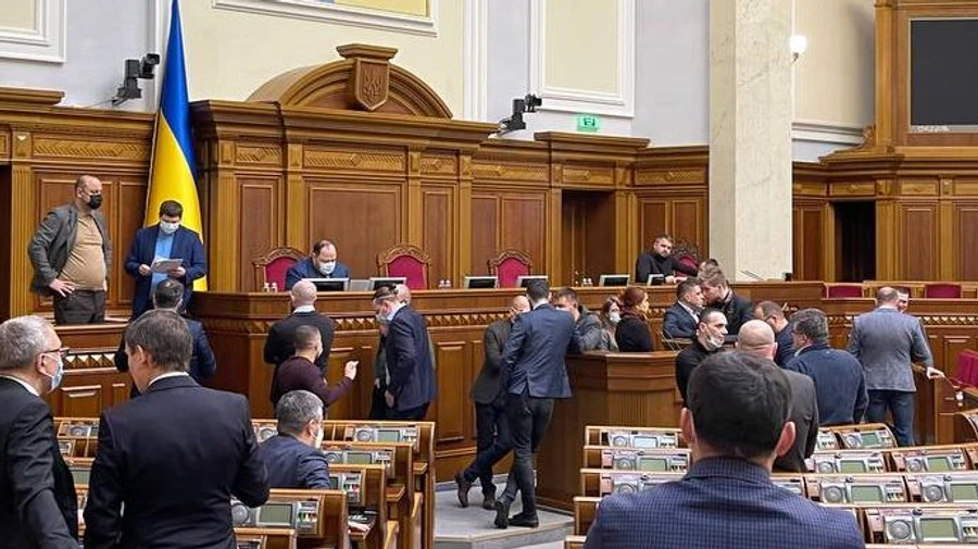 Слуги народу блокують трибуну наввипередки з ОПЗЖ