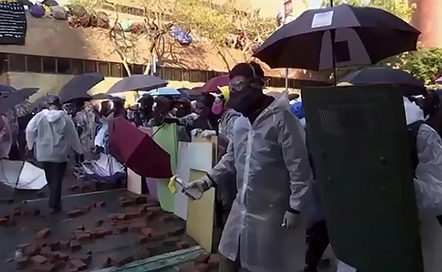 Гонконг: поліція погрожує стріляти бойовими