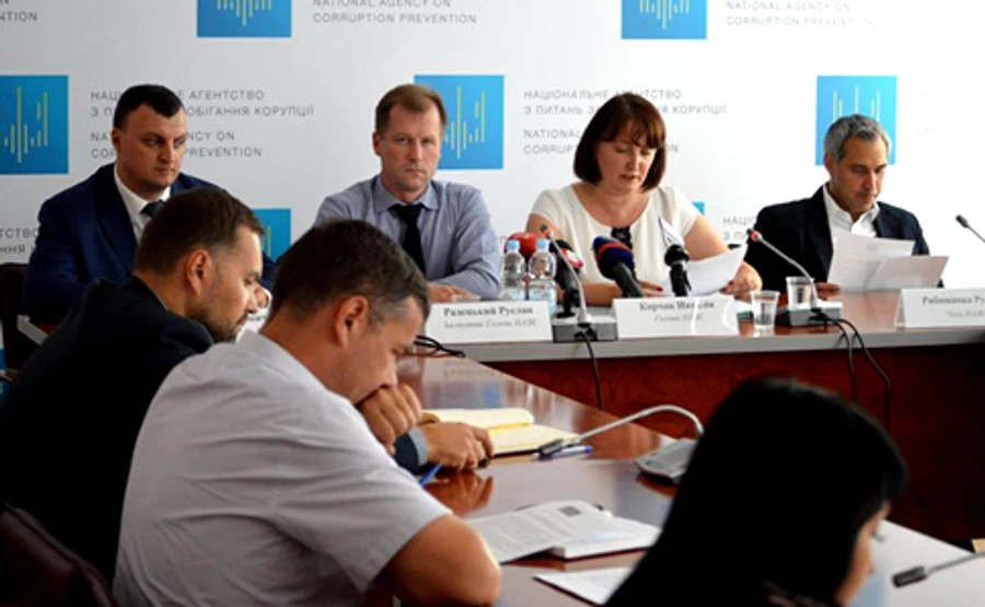 Руководство НАПК в октябре получило сотни тысяч гривен зарплаты