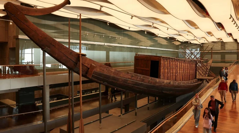 У Великому Єгипетському музеї на очах у відвідувачів збирають судно фараона Хеопса