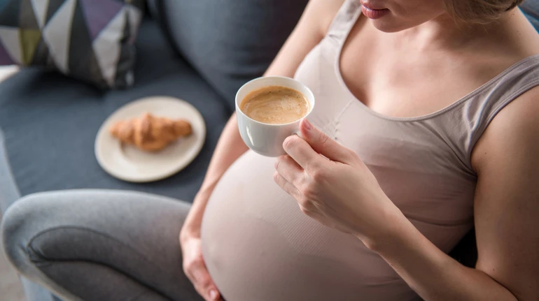 Чи можна пити каву під час вагітності: лікарі назвали безпечну норму кофеїну