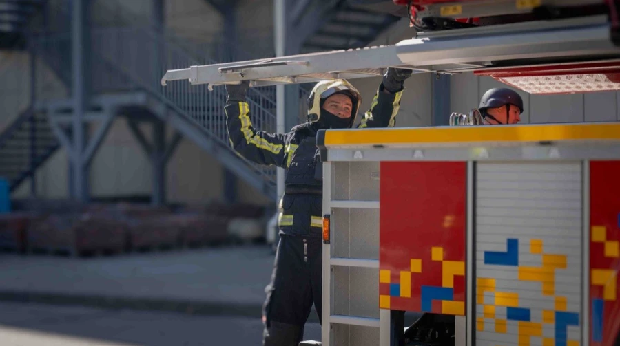 У Києві російські дрони вдарили по бізнес-центру і складах: вирує пожежа