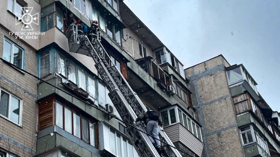 В Киеве горела многоэтажка, погибла женщина