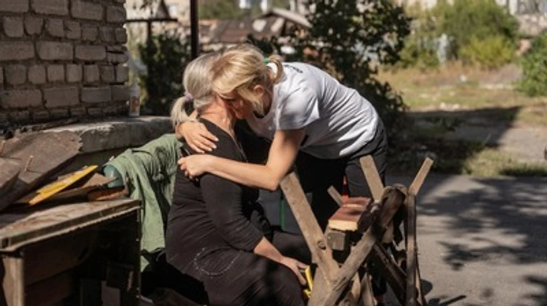 Без жилья и работы могут не вернуться. Как и почему фонд Шона Пенна помогает украинцам