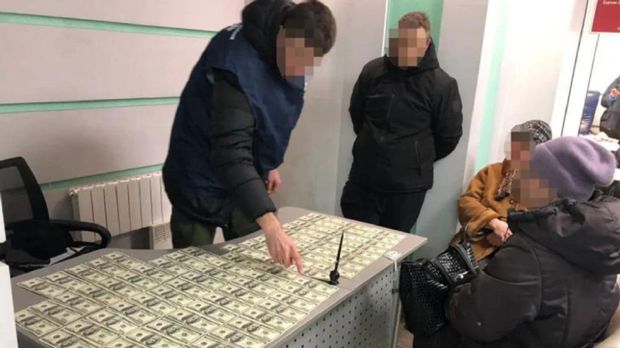 Семейный подряд: отец и сын организовали в Киеве схему выезда мужчин за границу