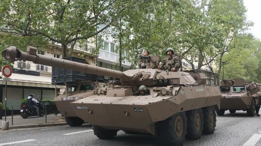 Макрон пообещал Зеленскому колесные танки AMX-10 RC и бронемашины Bastion