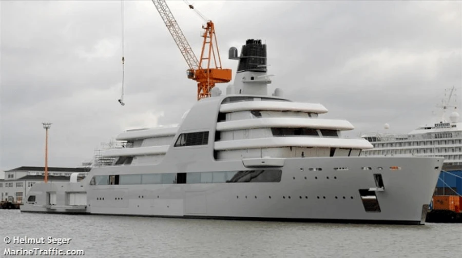 Абрамович спасает свои яхты от санкций