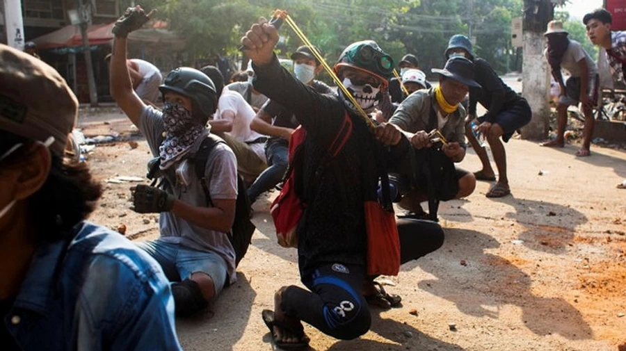 У М'янмі число загиблих сягнуло пів тисячі, активісти розпочали сміттєвий бунт