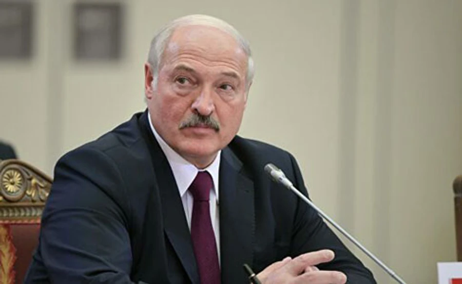 Лукашенко все ще противиться карантину: Жерти що будемо?