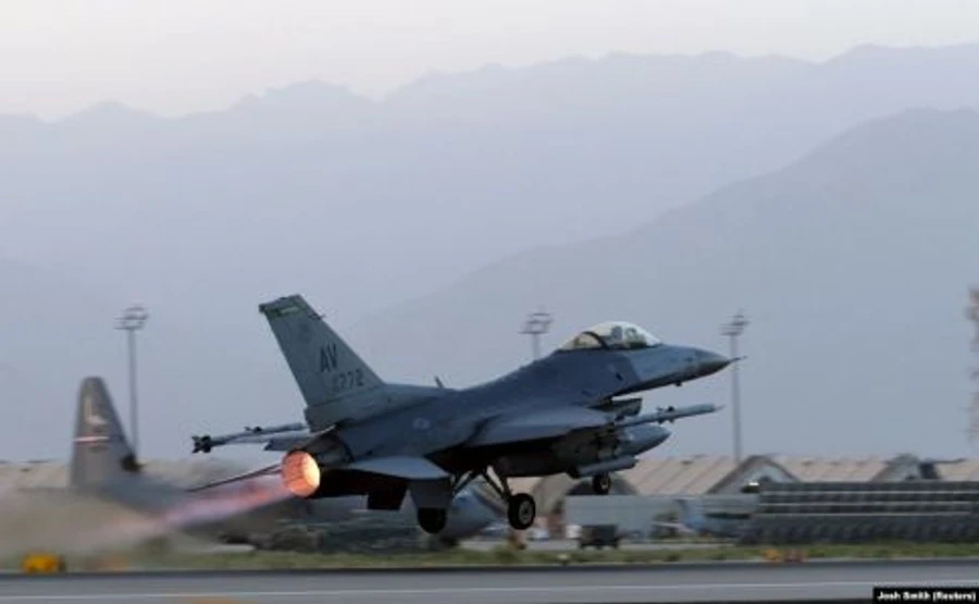 Два заминированных авто взорвались у крупнейшей базы США в Афганистане