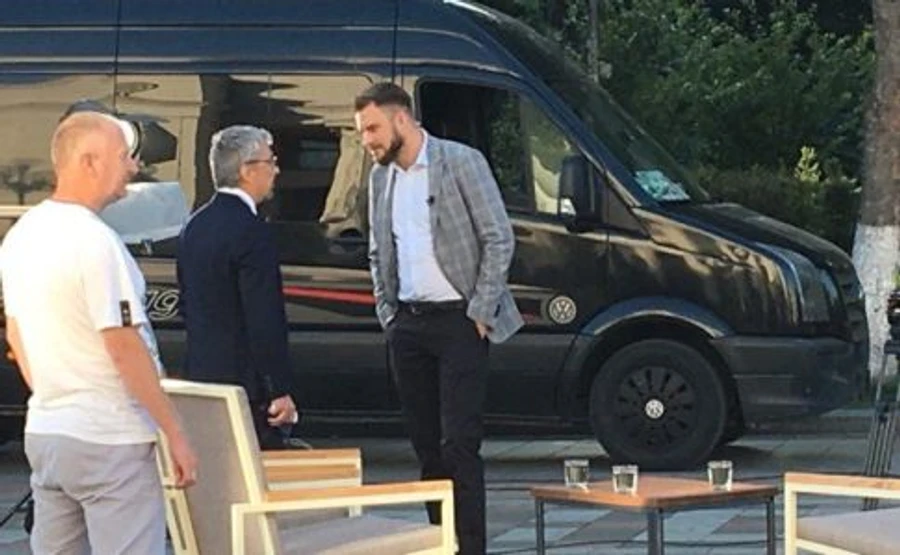 Нові депутати збираються до Ради, їх зустрічають мітингом