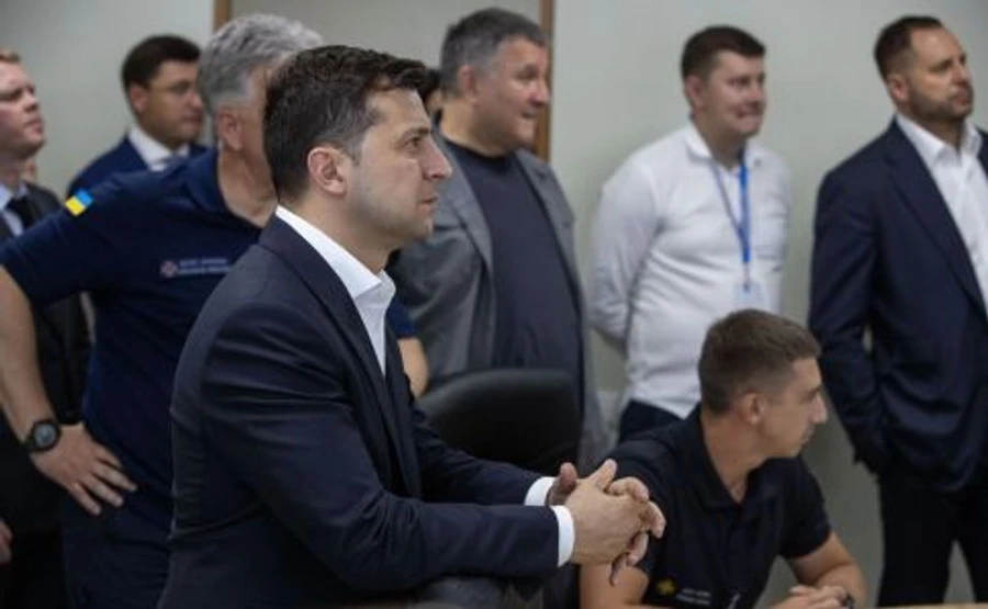 Зеленский с Аваковым открыли в Мариуполе центр разминирования