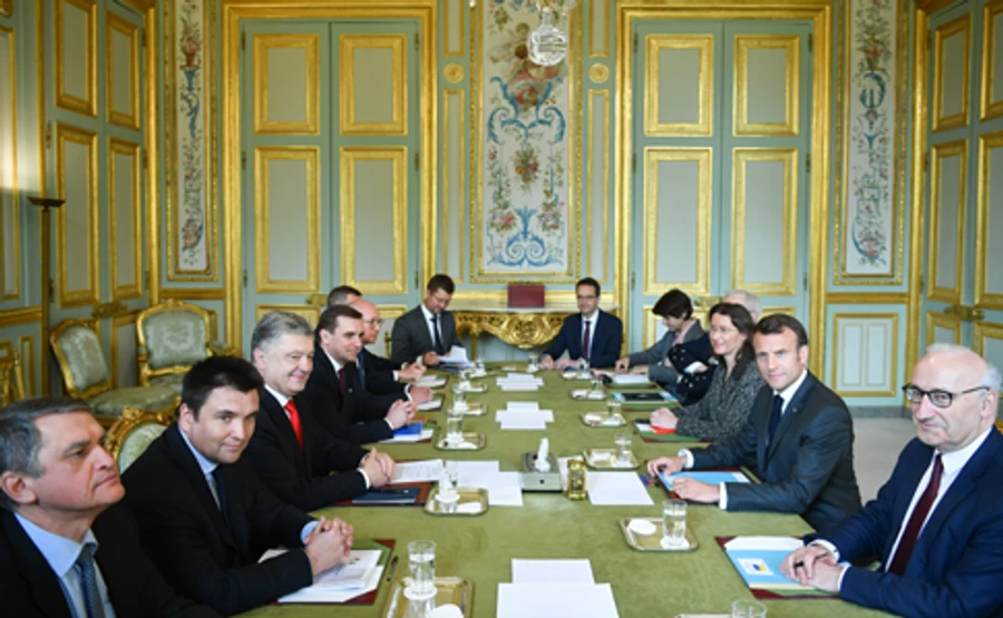 Порошенко розповів, про що говорив з Меркель і Макроном