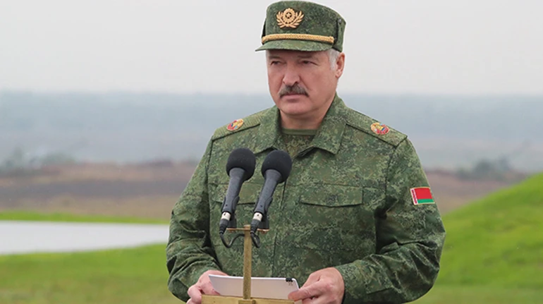 Лукашенко проверяет готовность войск Беларуси
