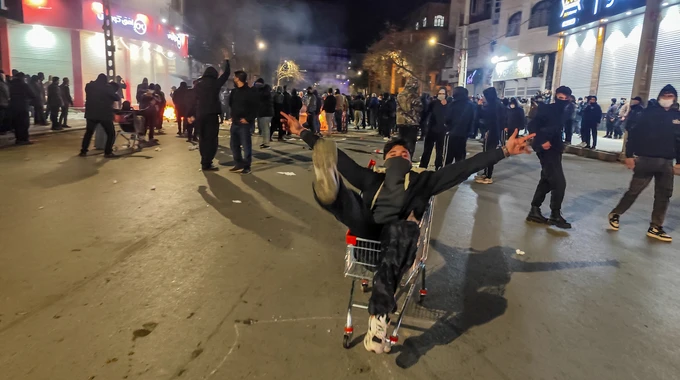 В Ірані відключили інтернет на тлі протестів – CBS News