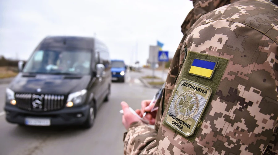 ДПСУ запустила онлайн-сервіс, де люди можуть подивитися, чи є у них обмеження на виїзд за кордон