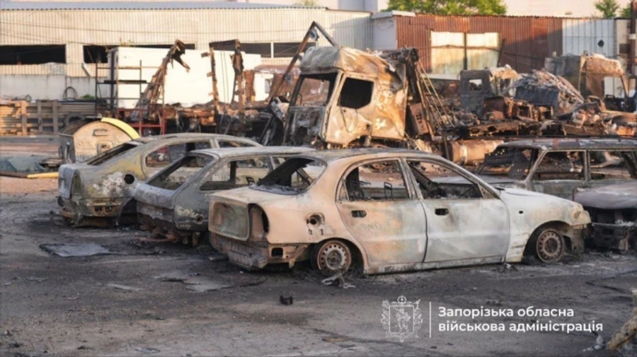 Russians attack Zaporizhzhia: three fires, warehouses destroyed, windows shattered – photos, video