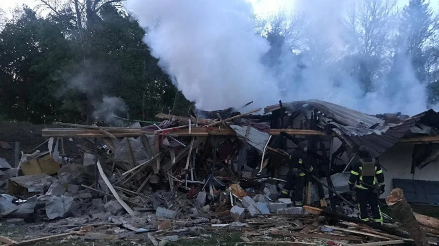 Оккупанты ударили КАБами по Золочеву: много разрушений, ранена женщина