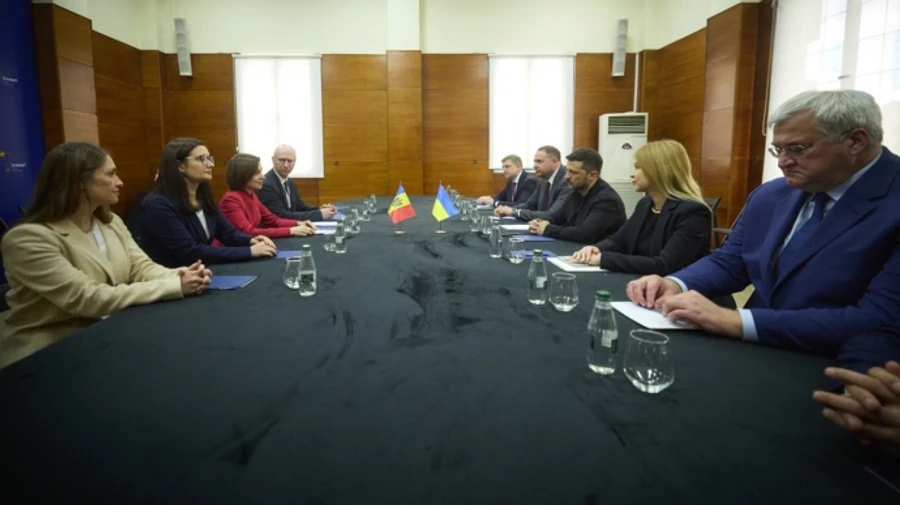 Presidents Zelenskyy and Sandu affirm joint EU path for Ukraine and Moldova – video