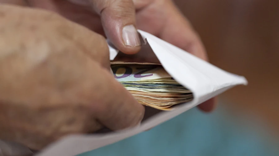 Citizens believe Ukraine can be reconstructed in 10 years, but worry about corruption, survey shows