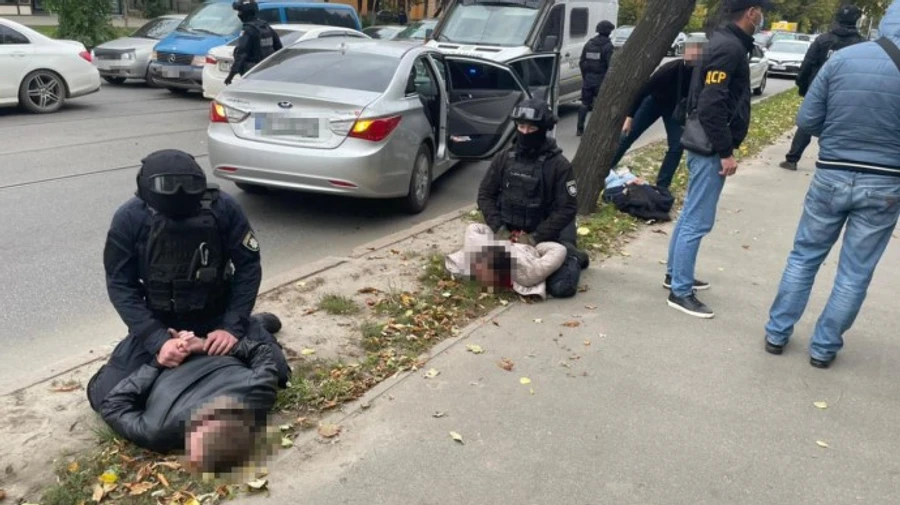 Квартирные рейдеры при попытке бегства наехали автомобилем на полицейских