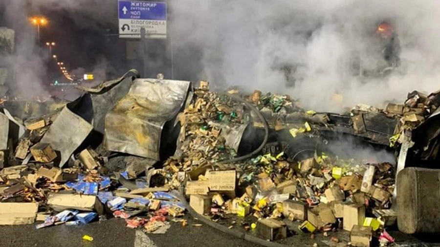 Під Києвом у ДТП із вантажівкою загинули 3 людини: 2 автівки згоріли