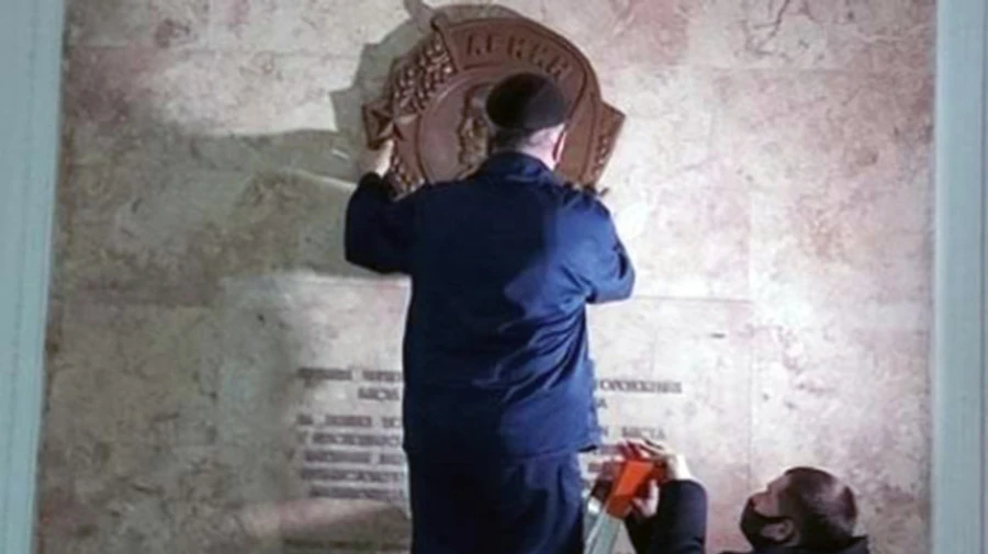 Из Харьковского горсовета не позволили вынести Ленина