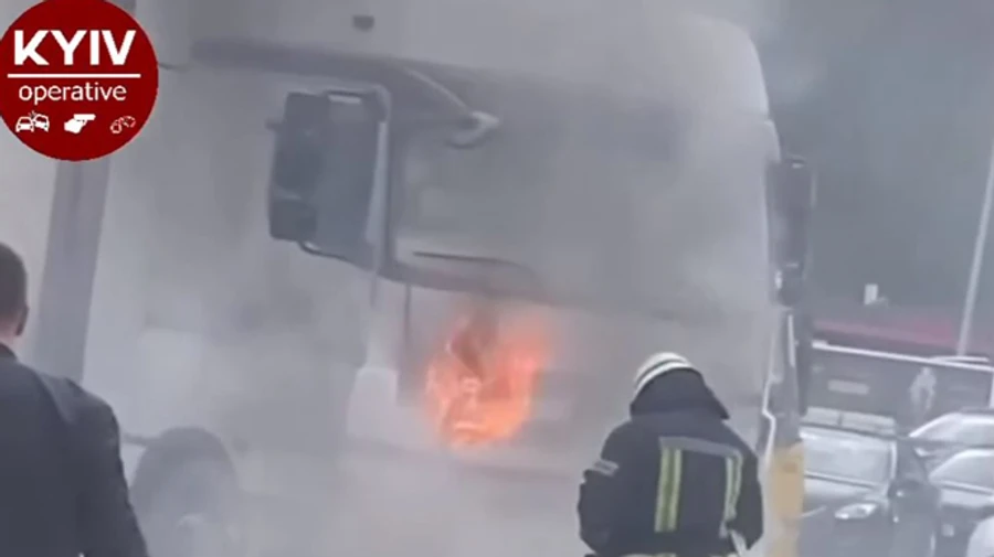 На дорозі у Києві спалахнула вантажівка