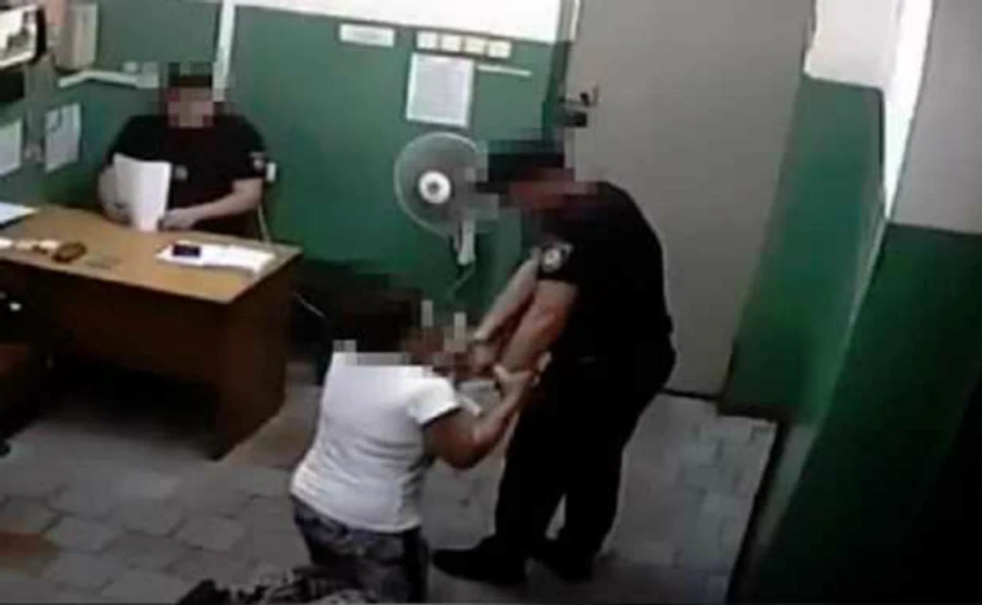 Избиение в метро: суд отпустил под залог подозреваемых полицейских