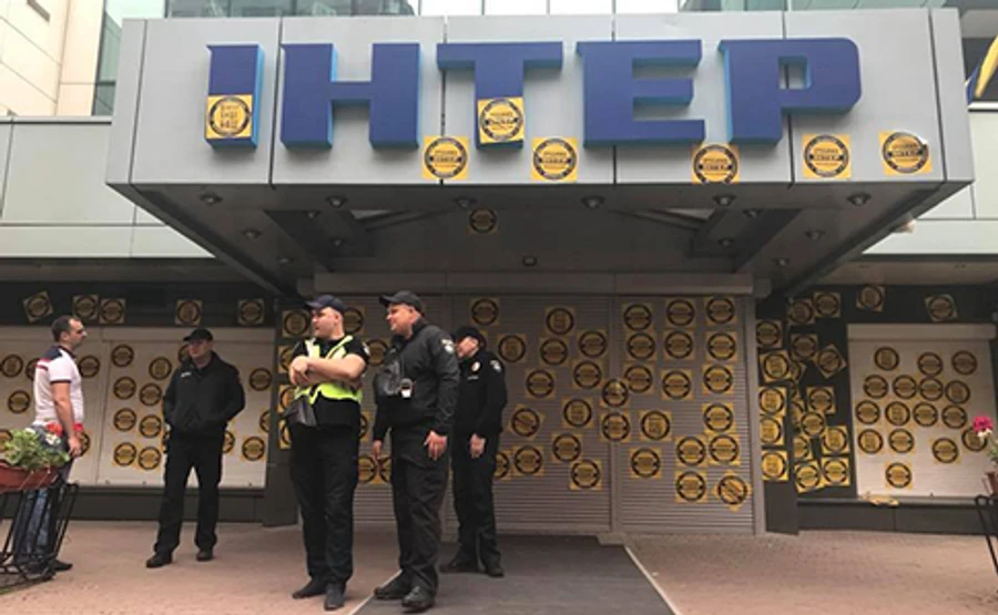 Нацкорпус пришел под здание Интера