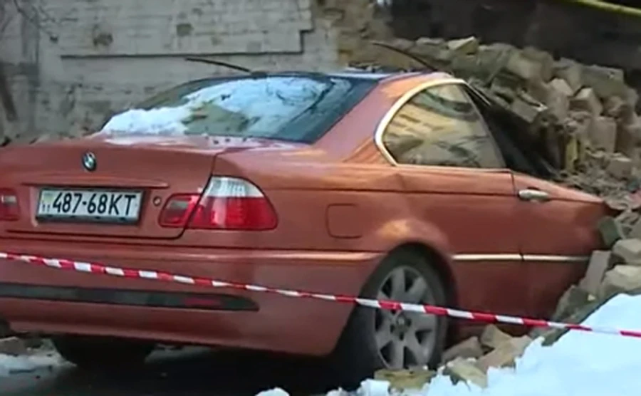 У Києві між будинками обвалилася стіна: жертв немає, газу теж